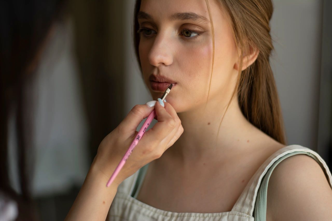 Applicazione del rossetto con il pennello per un trucco giorno naturale